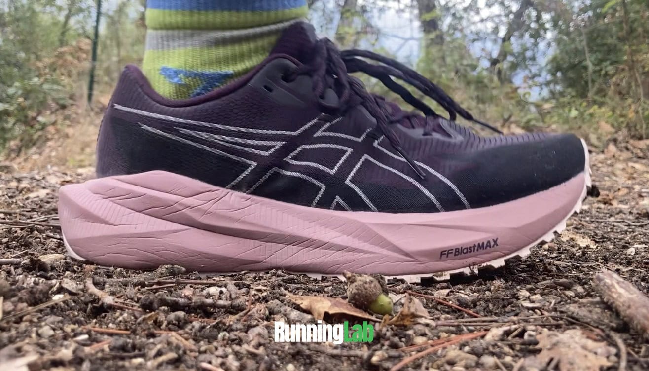 Asics Blazeblast portée sur un chemin forestier