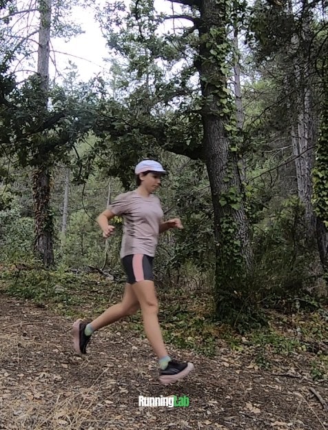 Alecsa sur un sentier forestier avec l'Asics Blazeblast