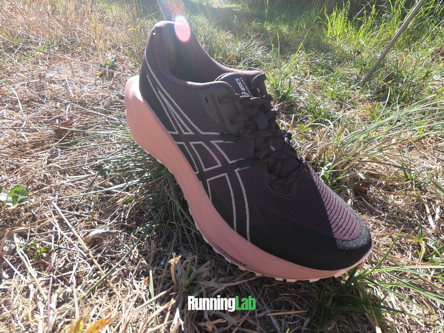 Asics Blazeblast vue de trois quarts avant, avant-pied et laçage
