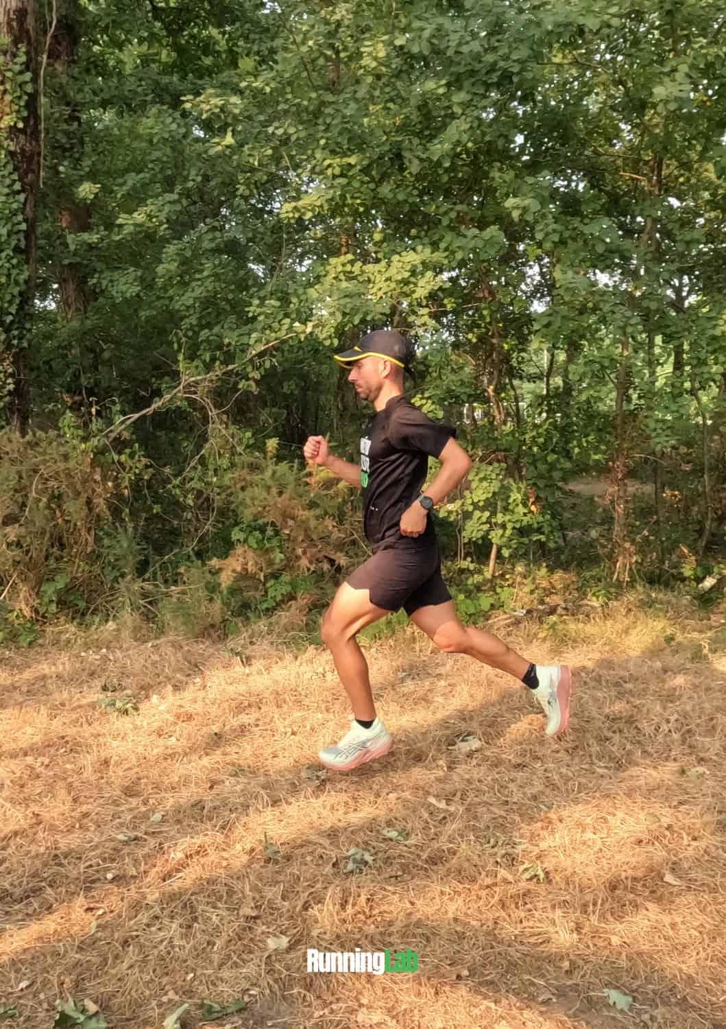 Julien en pleine séance de fartlek avec l'Asics Metafuji Trail 2