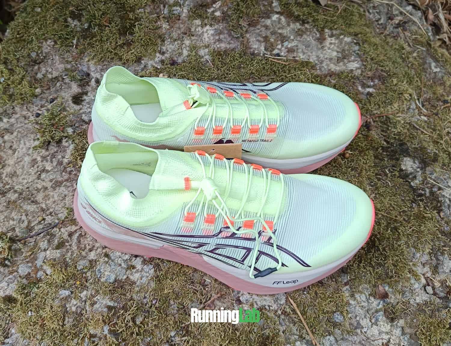 Paire d'Asics Metafuji Trail 2 vue de trois quarts