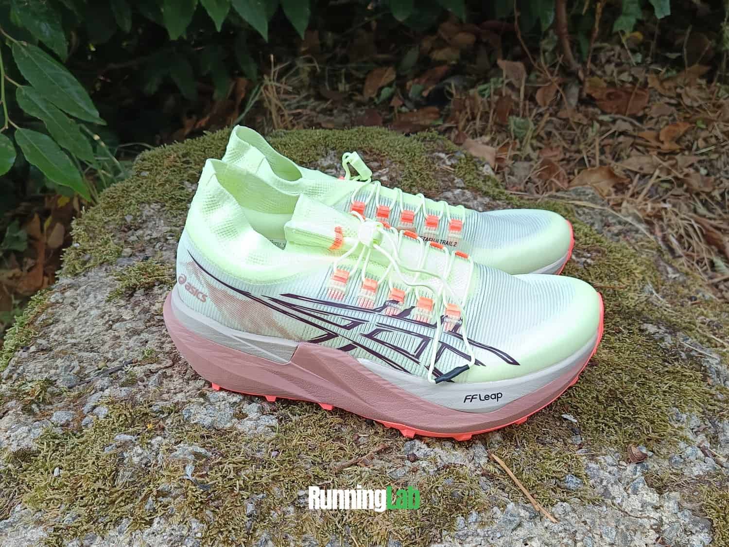 Les deux Asics Metafuji Trail 2 de profil