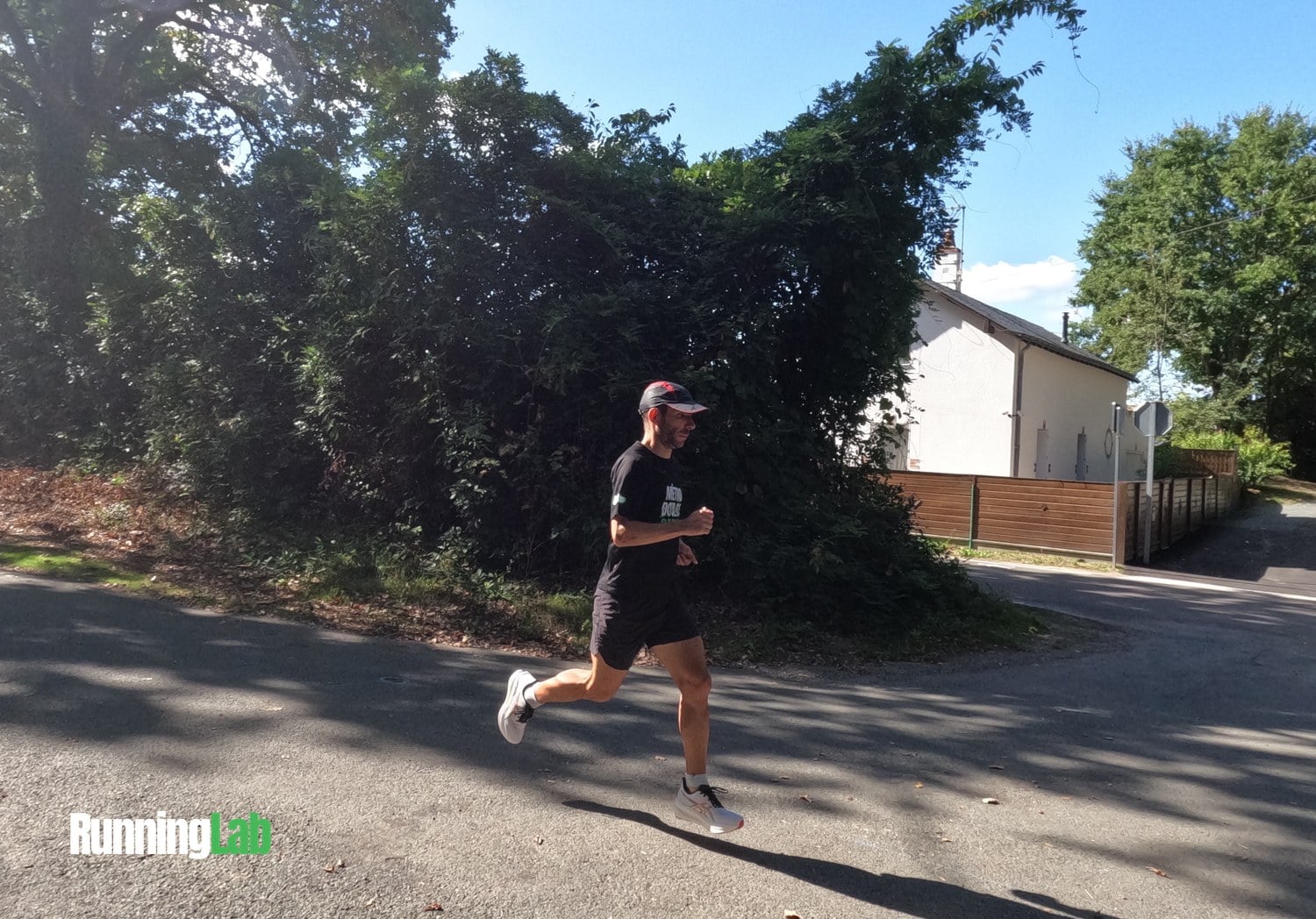 Julien en pleine foulée avec les Asics Sonicblast 2