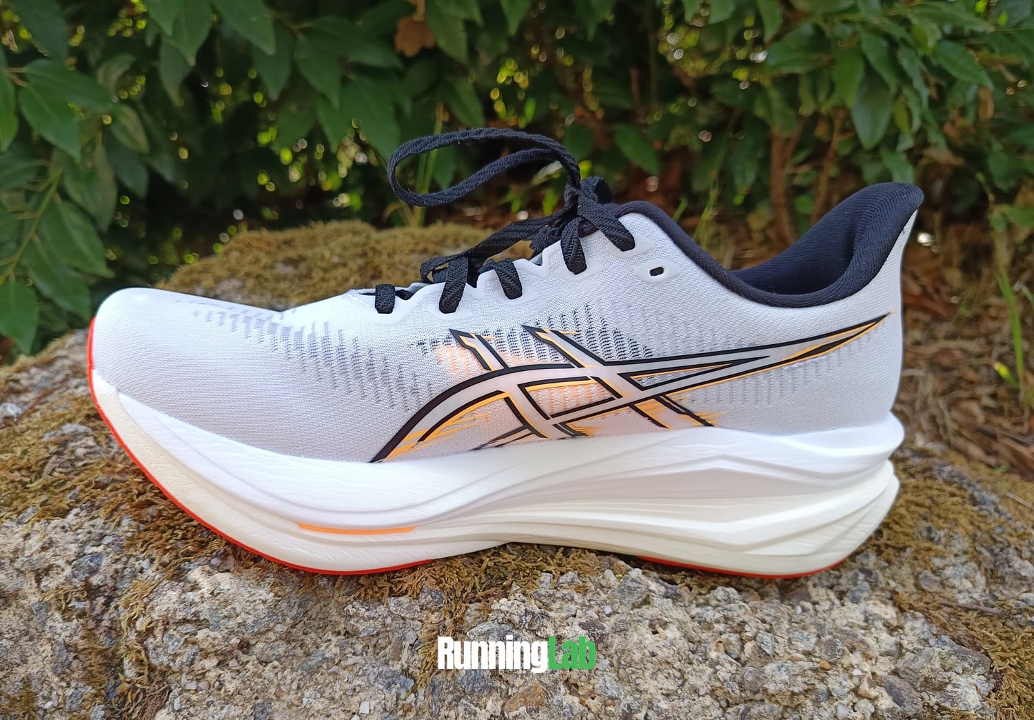 Asics Sonicblast 2 posée sur un rocher, vue de profil