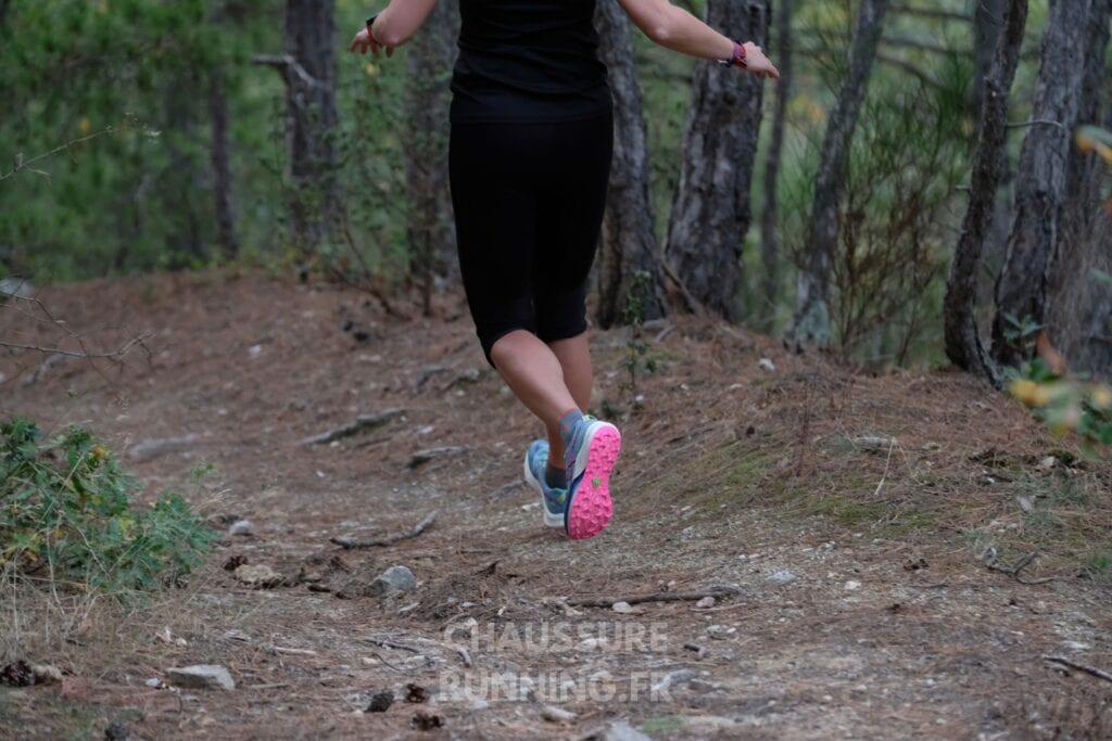 trail runneuse en forêt ASICS