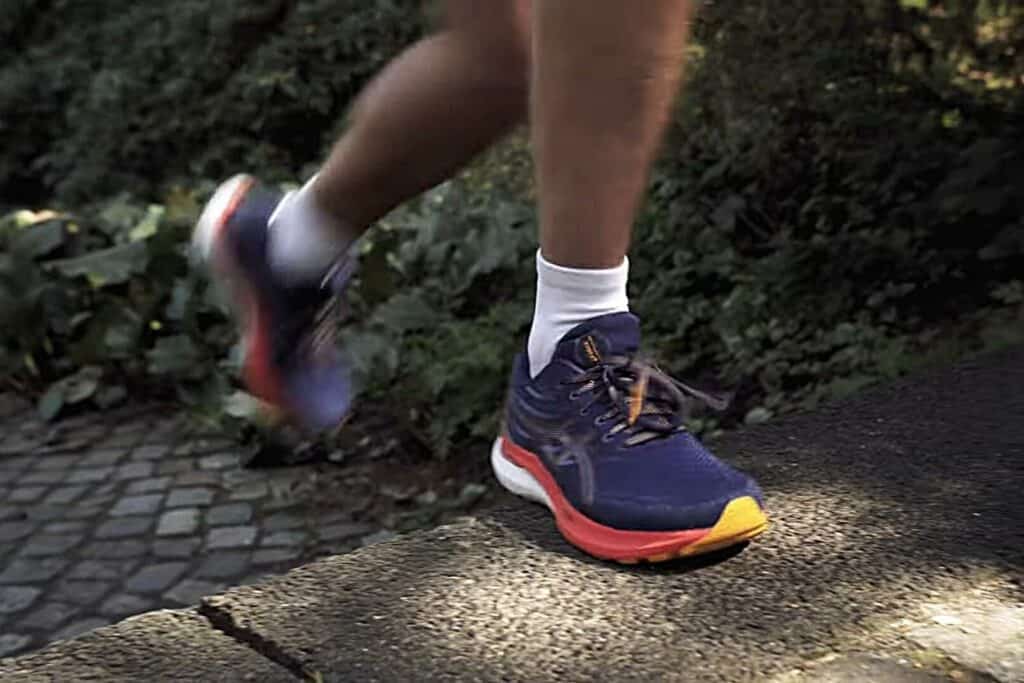 Asics Gel Kayano 29 entraînement running sur chemin