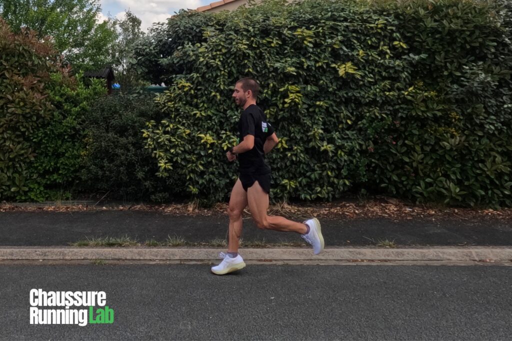 coureur portant Asics Gel Kayano 32