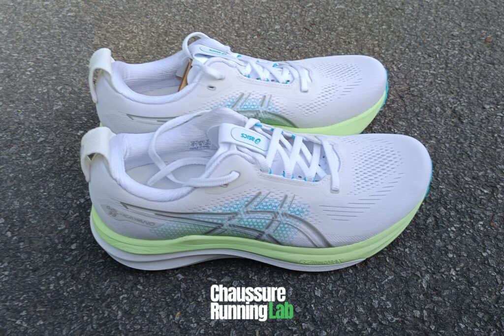 une paire de chaussures de course Asics Gel Kayano 33