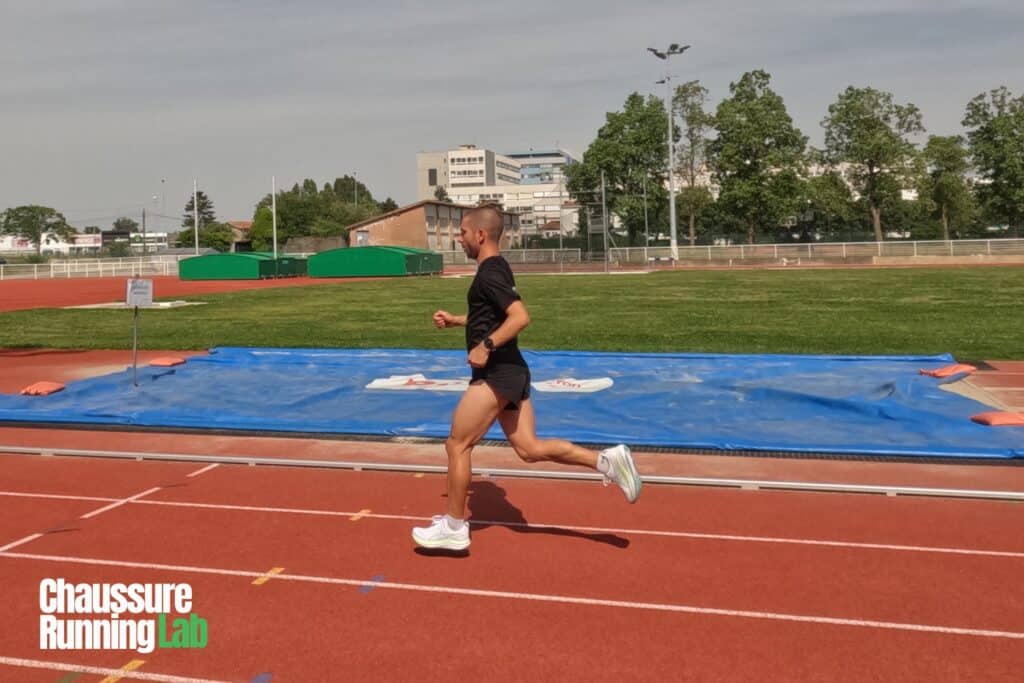 coureur portant Asics Gel Kayano 33