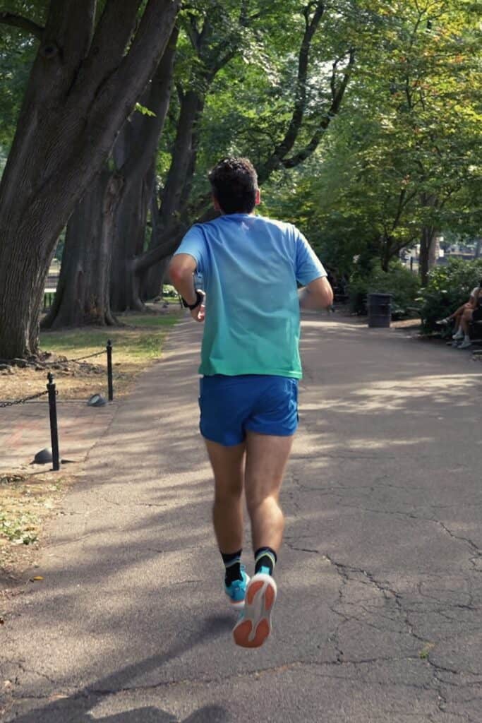 Asics Nimbus 25 essai aux pieds dans un parc en ville