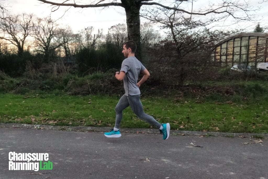 coureur portant Asics Gel Nimbus 27