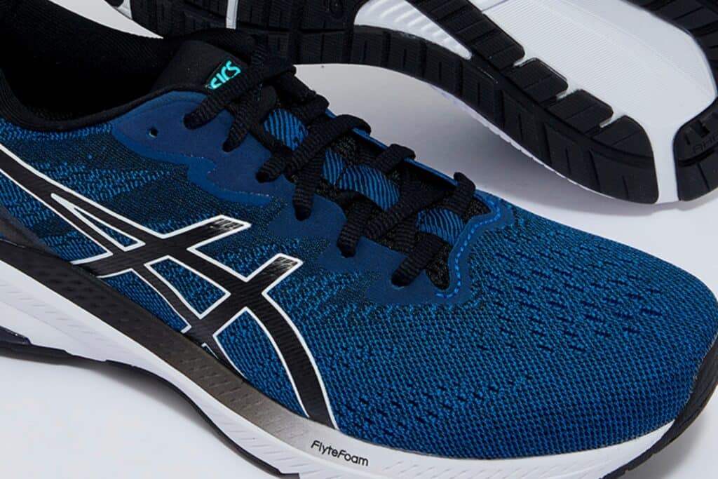 gros plans sur le mesh technique d'un modèle Asics (2022)