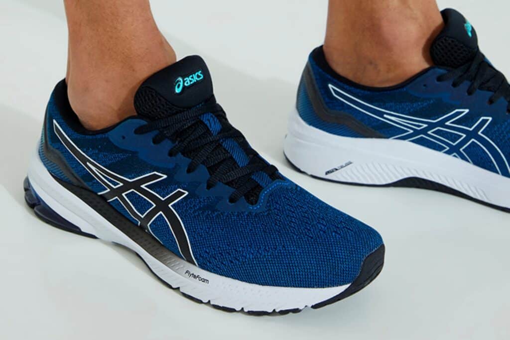 chaussures de running Asics aux pieds