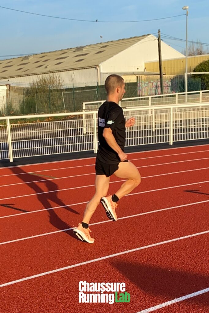 Asics GT-2000 13 sur piste de course