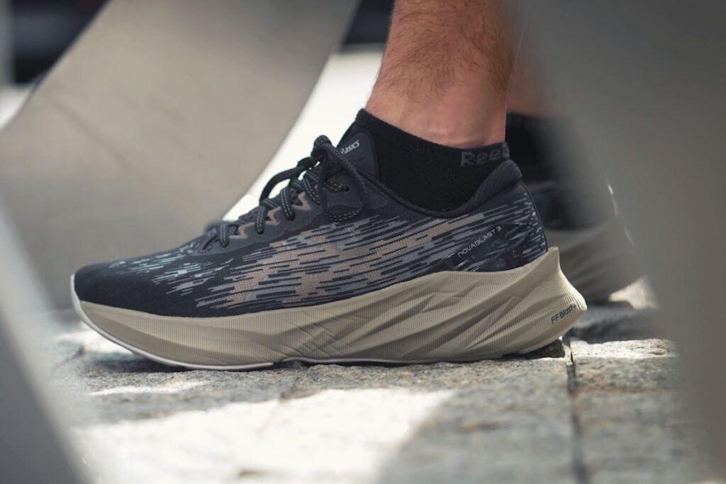 coureur portant l'Asics Novablast 3