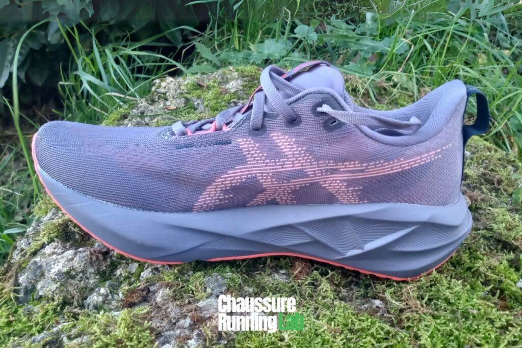 Asics Novablast 5 amorti semelle intermédiaire