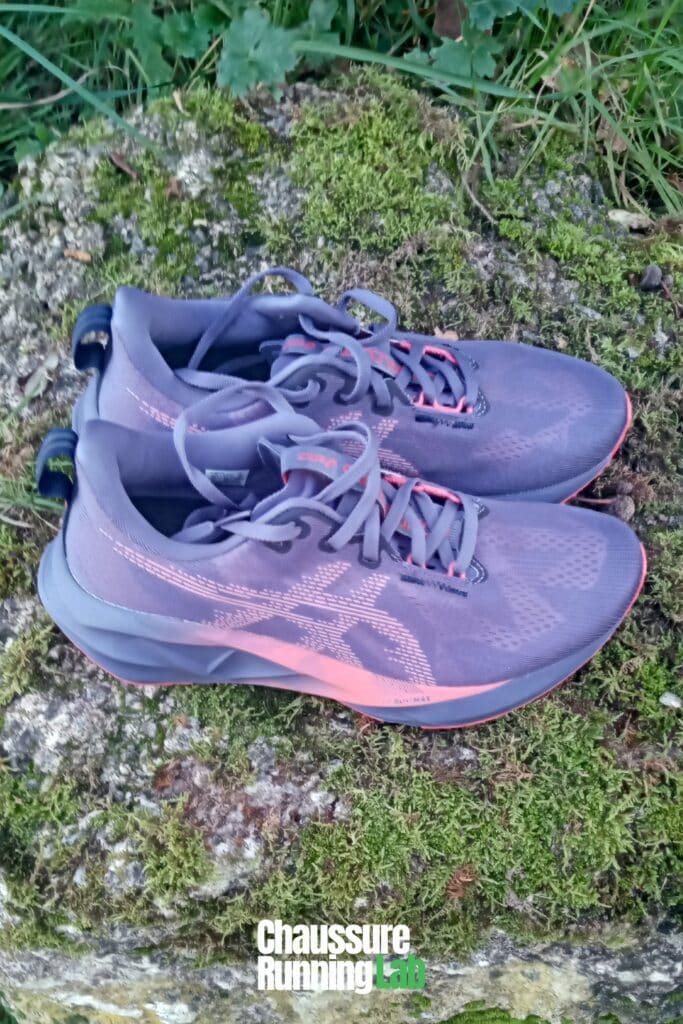 paire de chaussures de course Asics Novablast 5