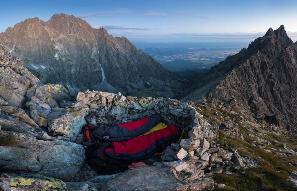 Aventure en bivi d'été dans un paysage alpin de montagne (vue équipements)