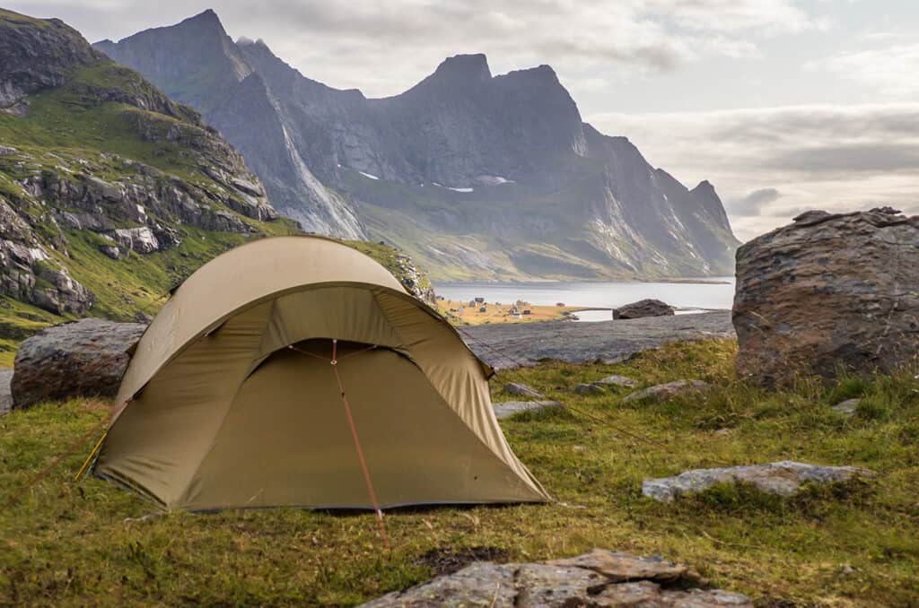 vue de la tente dans un paysage naturel