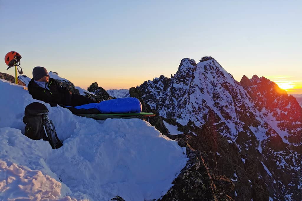 lever de soleil en bivouac sur une montagne enneigée