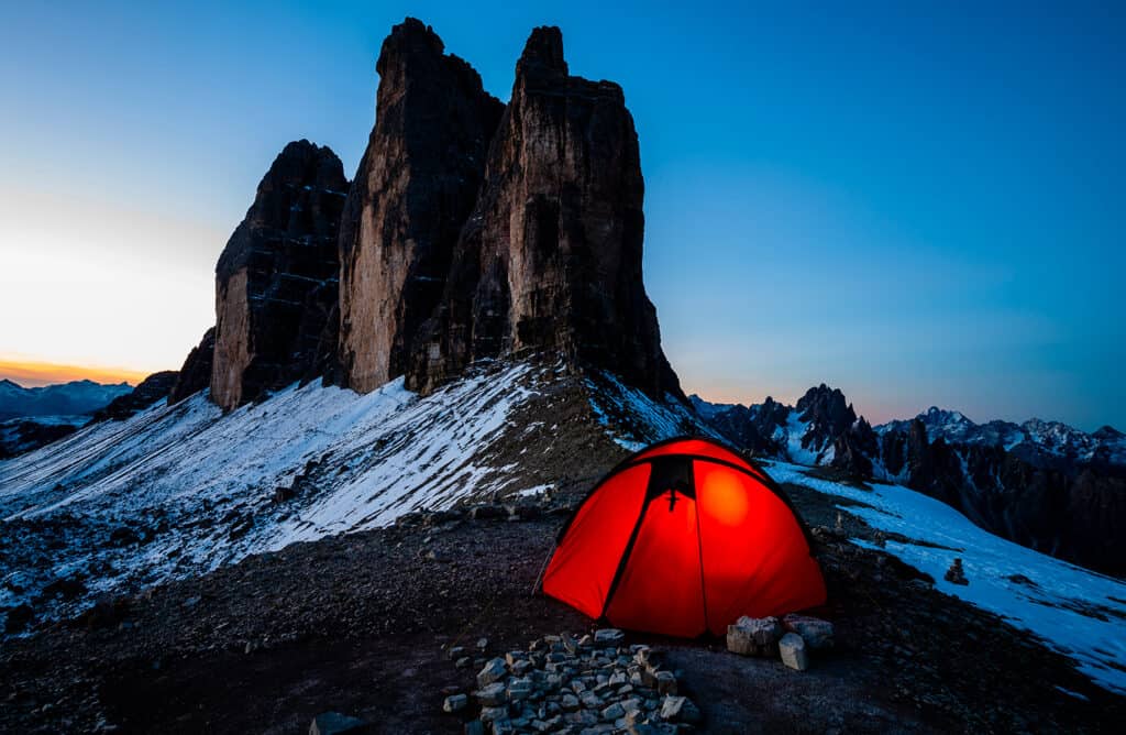 Bivouac de nuit au début de l'hiver à Tre Cime di Lavaredo