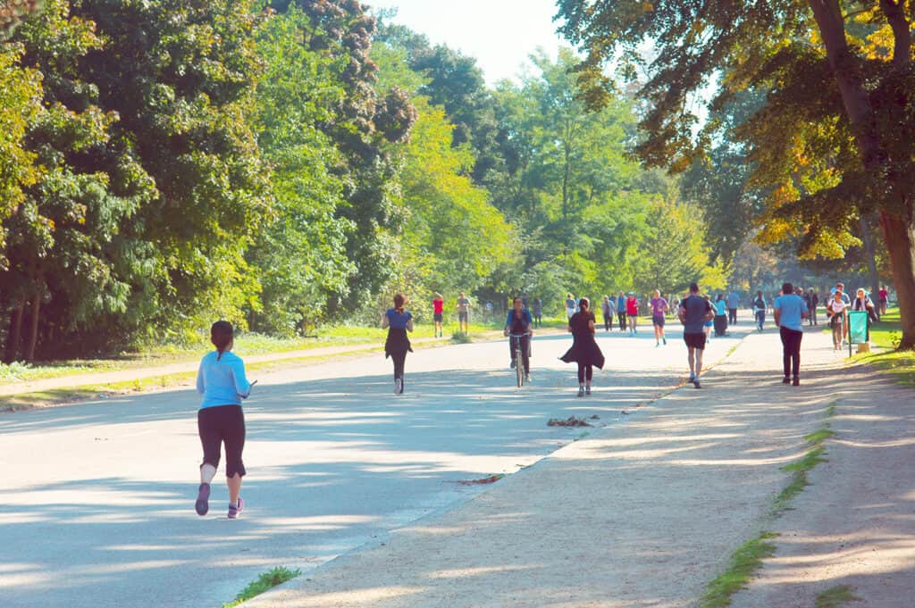personnes courant dans le bois de Boulogne