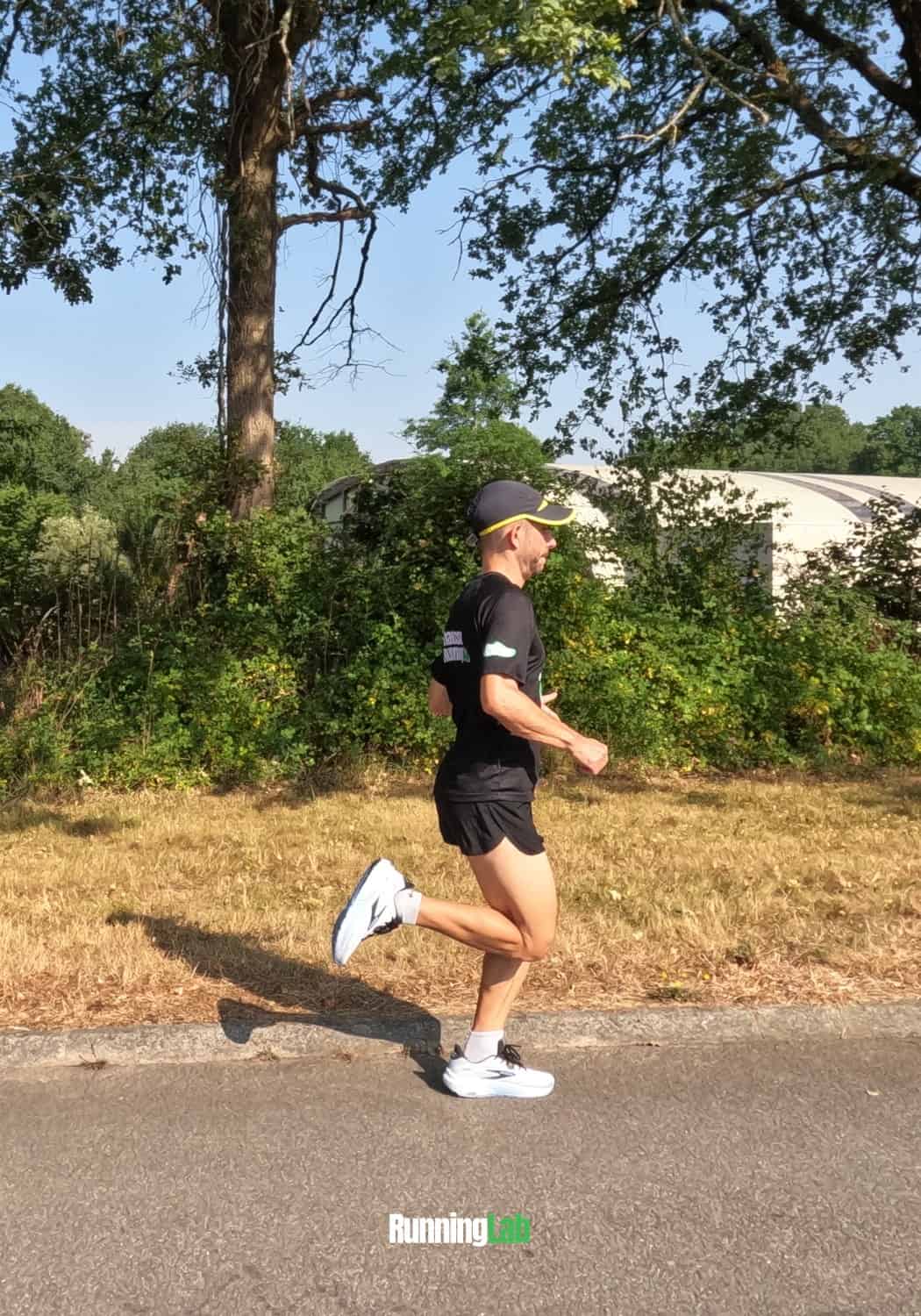 Coureur en action avec les Brooks Ghost 18