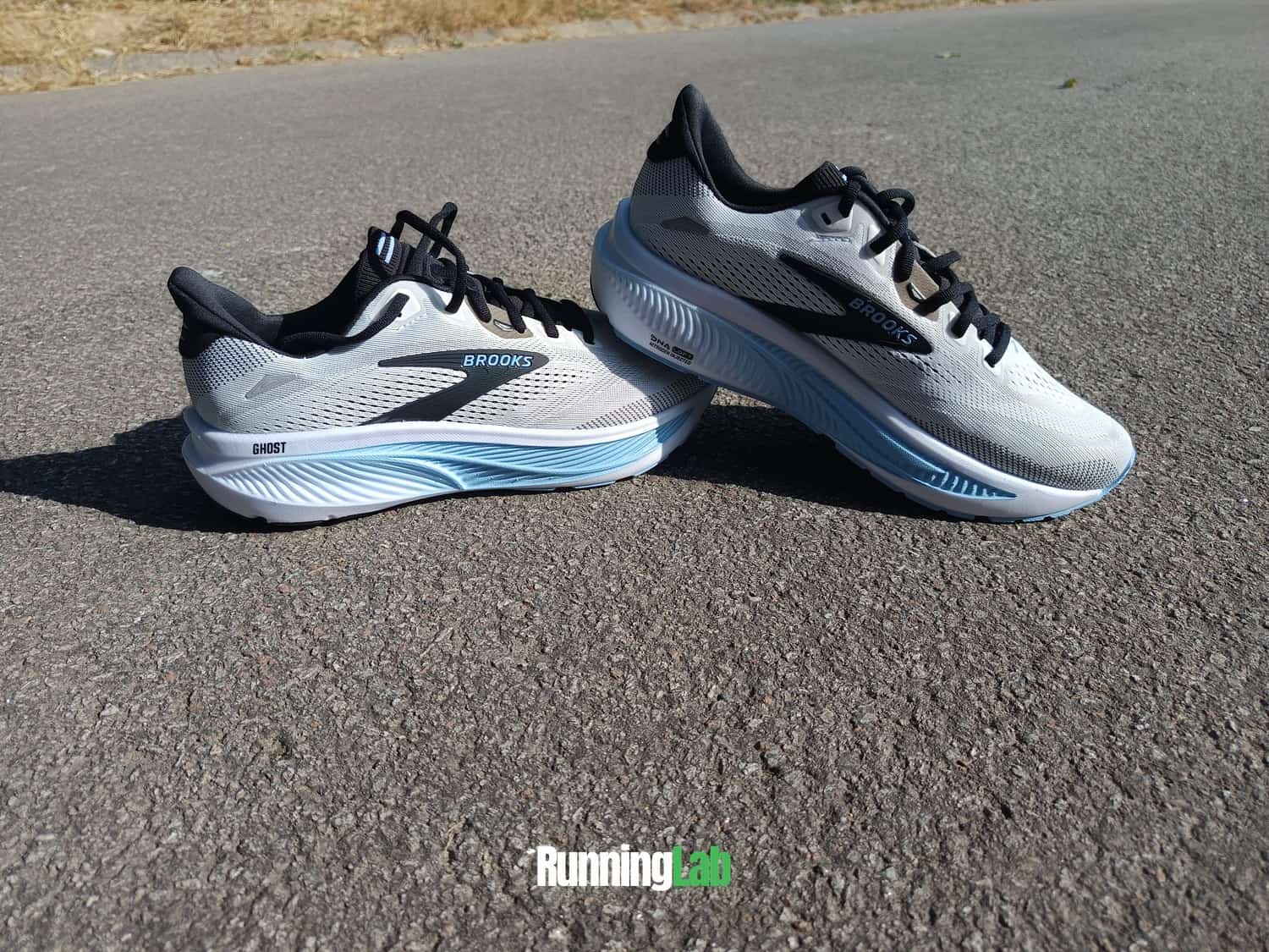 Paire de Brooks Ghost 18 vue de profil