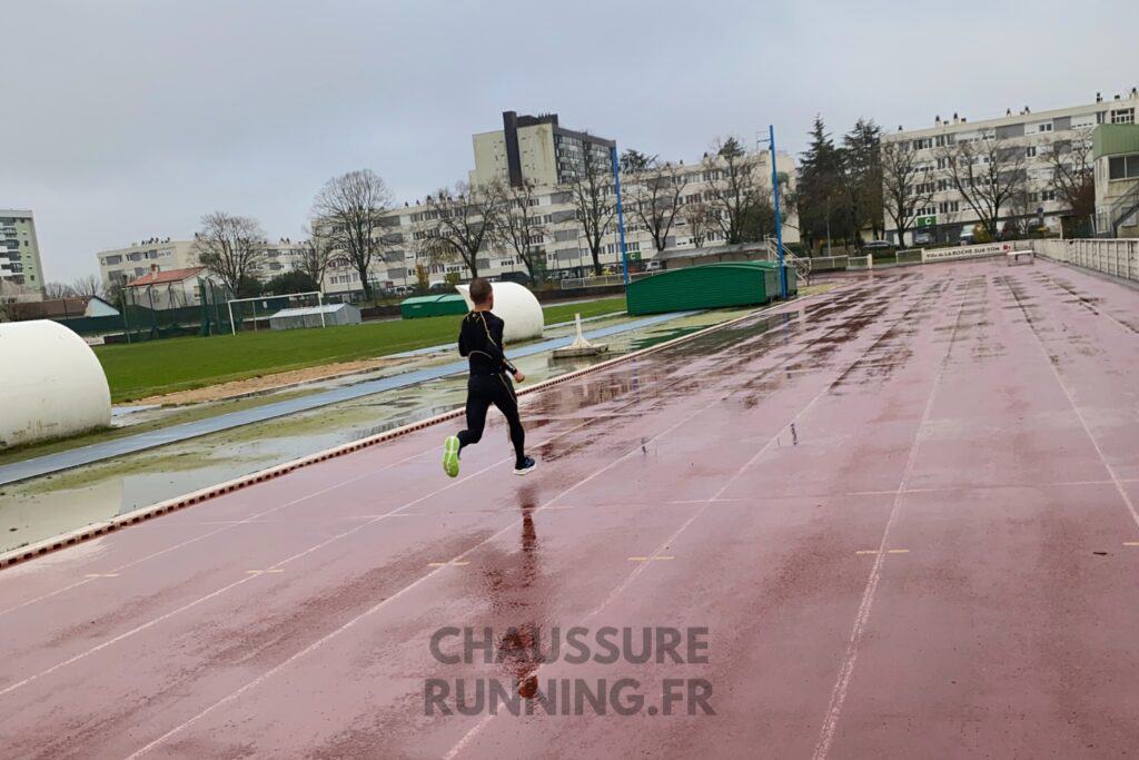 Brooks Ghost Max sur piste trempée