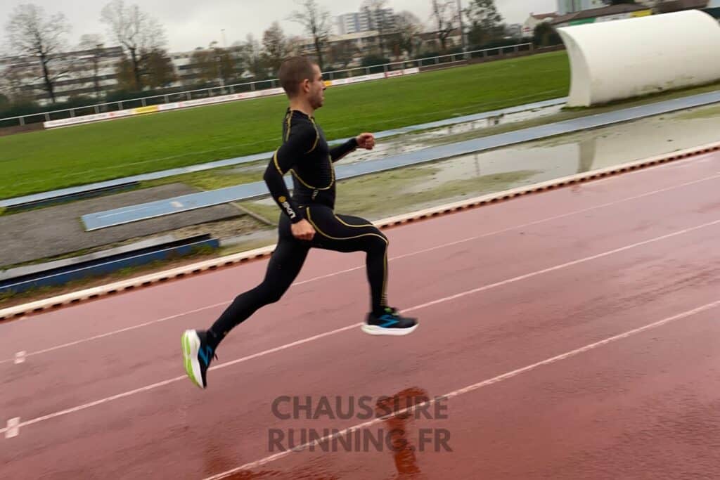 coureur portant Brooks Ghost Max sur un terrain d'athlétisme