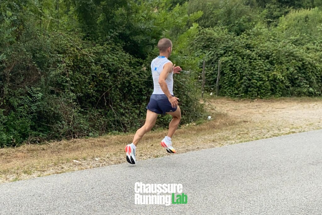 Hyperion Max 2 Brooks aux pieds