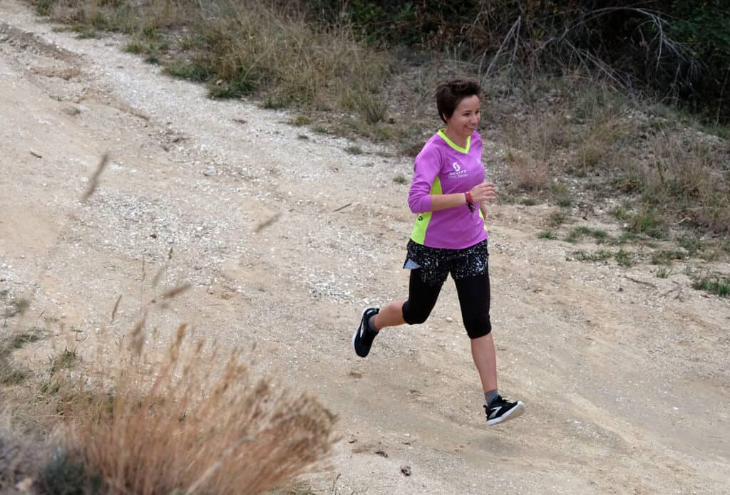 coureuse Alecsa sur route sableuse