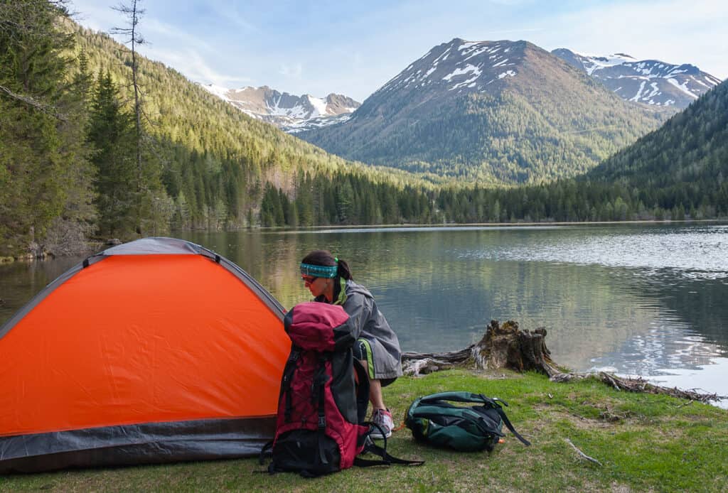 Camp en montagne près du lac. Bivouac au bord du lac dans les Alpes