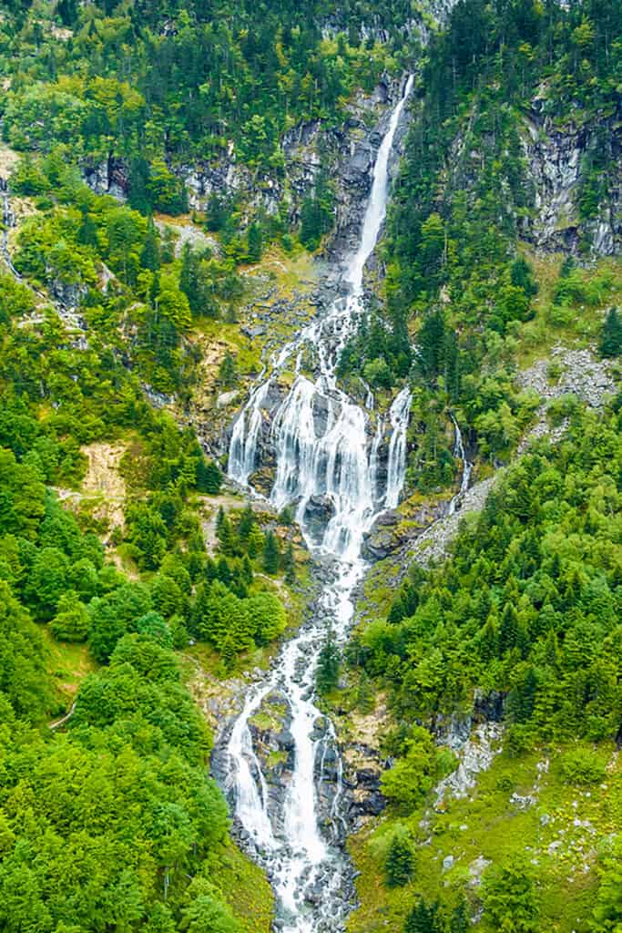 Cascade d'Ars sur le sentier GR10 dans les Pyrénées