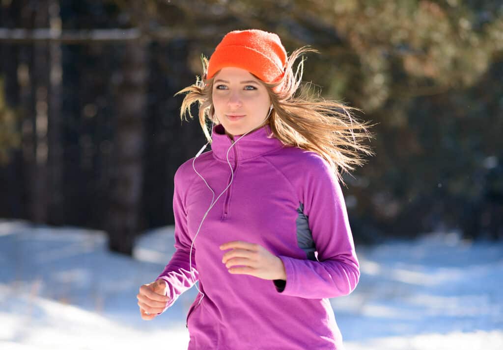 coureuse avec bonnet pour garder la tête bien au chaud