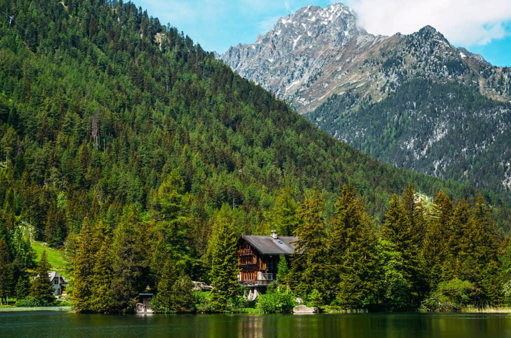 Vue sur les chaînes de montagnes au-dessus du lac de Champex
