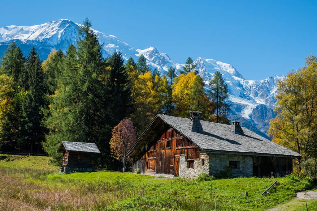 Chalet à Charousse, France, massif du Mont-Blanc en arrière plan