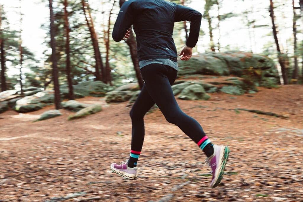 coureur courant à allure modérée sur piste