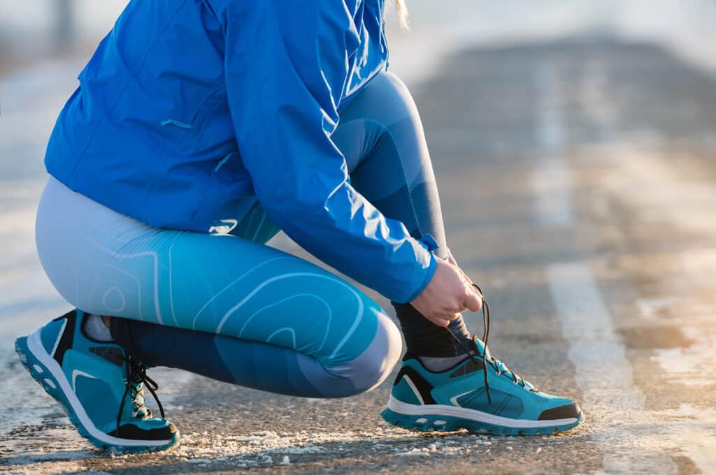 chaussures de course sur route en hiver