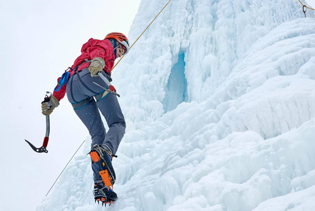 Alpiniste avec des crampons pour évoluer en montagne