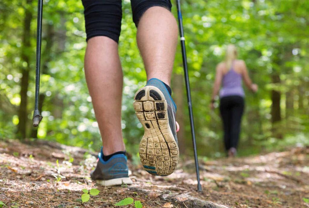gros plan sur chaussures et bâtons de marche nordique
