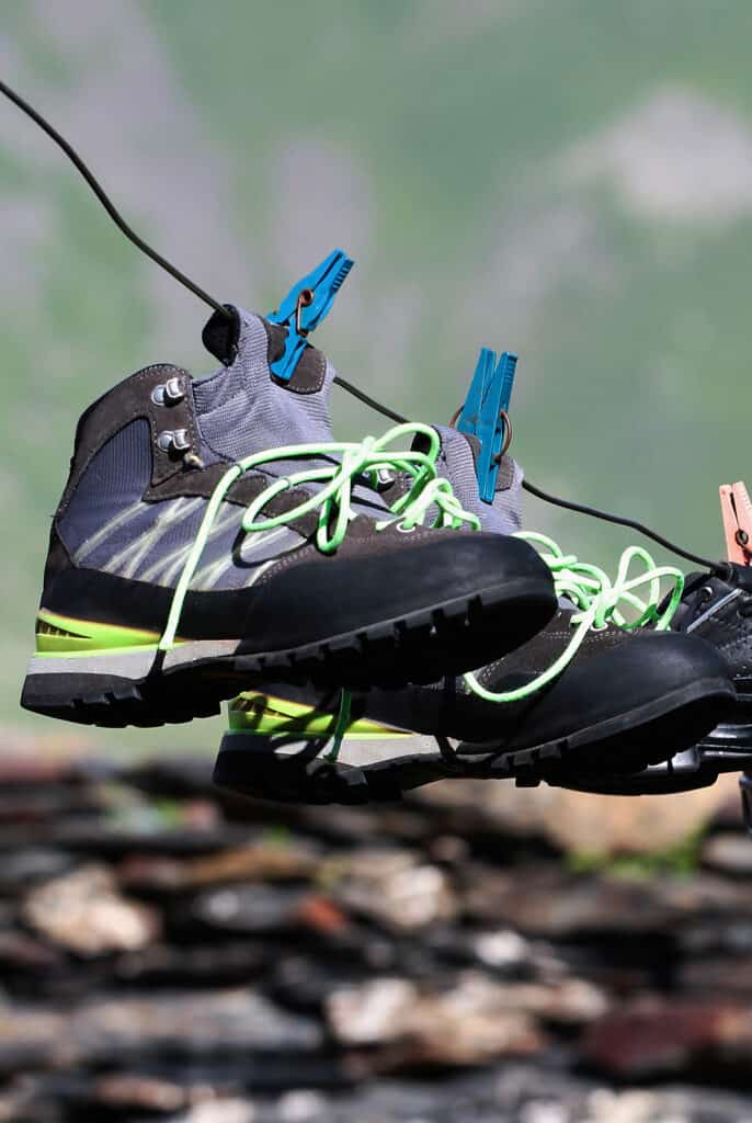 chaussures de randonnée séchant à l'extérieur