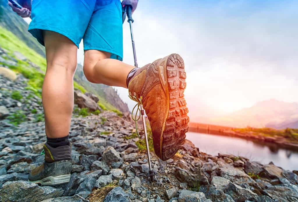Chaussure de randonnée en gros plan sentier de montagne