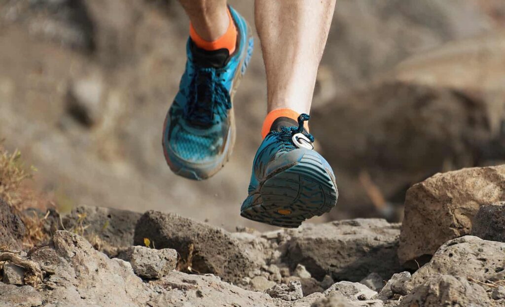 chaussure de trail en action sur des rochers