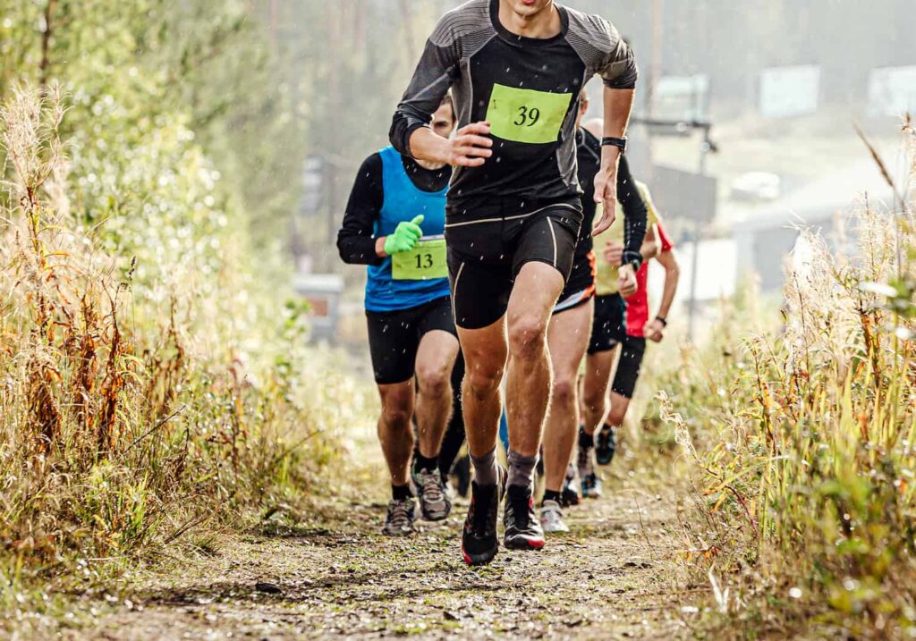 Coureurs qui participent à l'une des courses de sky trail running