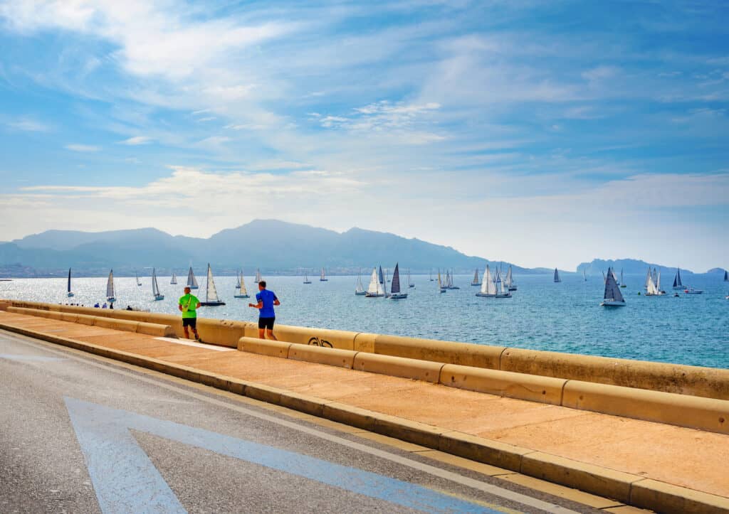 Coureurs faisant un footing sur la Corniche Kennedy Marseille