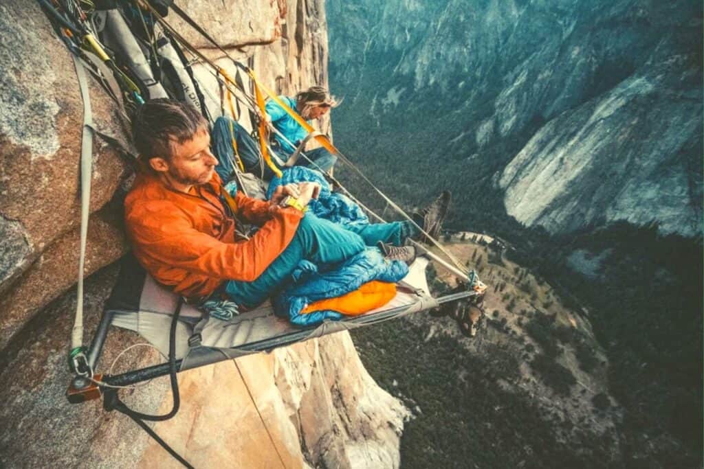 Tommy Caldwell qui porte la Coros Vertix 2 (escalade)