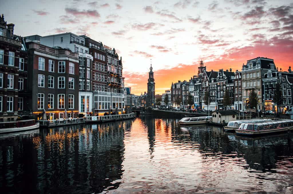 Coucher de soleil sur Muntplein à Amsterdam.