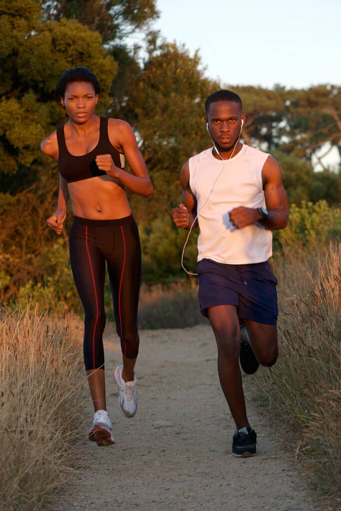 couple qui court lors de l'une de leurs séances de course à pied