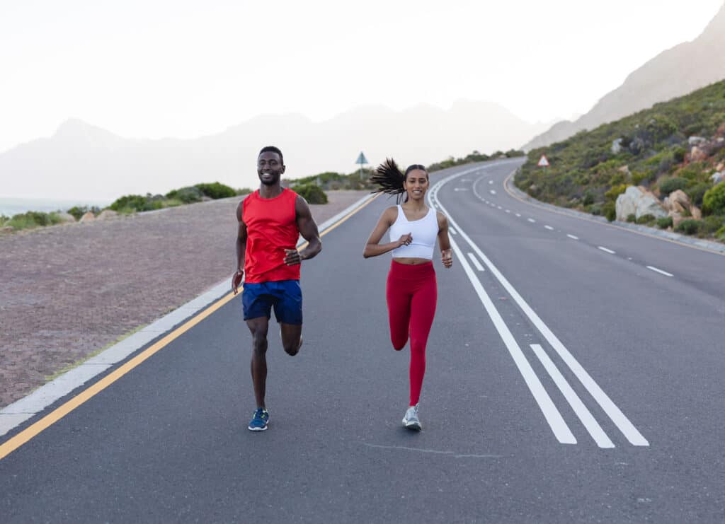 couple qui court sur route avec pour objectif de maigrir